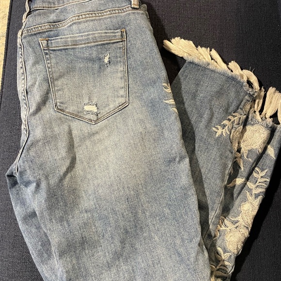 BlankNYC Crop Skinny Ankle Classique Floral Embroidered Tassel Hem Denim Jeans - Picture 3 of 6